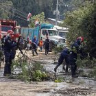 Trabajadores que recogen escombros tras afectaciones por la temporada de lluvias en Colombia.