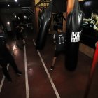 El entrenador da órdenes de la rutina y sus pupilos las siguen.