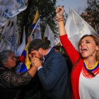 Fotografía de archivo del exlegionario y empresario especialista en seguridad Jan Topic (c) a su llegada este domingo, al Tribunal Contencioso Electoral (TCE) en Quito (Ecuador).