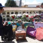 Mujeres participan durante la celebración de las "ñatitas" o cráneos humanos en el cementerio general