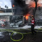 Los bomberos israelíes trabajan para extinguir un incendio después de que cohetes disparados desde Líbano impactaran en la ciudad de Kiryat Ata, distrito de Haifa.