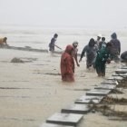 Los aldeanos pescan a lo largo de un río crecido debido a las fuertes lluvias del tifón Toraji en la ciudad de Ilagan, provincia de Isabela, Filipinas, el 11 de noviembre de 2024.