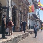 En las calles del Centro de Cuenca se observó presencia de efectivos policiales resguardando instituciones como la Gobernación del Azuay y la Escuela Central, una de las sedes de la cumbre.