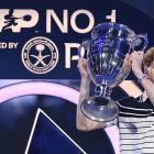 Jannik Sinner levantando el trofeo que lo consagran como el # 1 del tenis mundial al término de la temoporada.