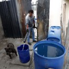 Desde mediados de septiembre, en el barrio La Paz, los moradores ya son afectados por cortes de agua. El líquido llega mediante estaciones de bombeo.