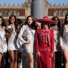 Las aspirantes en el Zócalo de México.