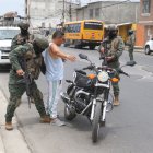 Operativo. Un control antiarmas ejecutado por soldados, en Guayaquil.