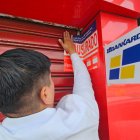 Instante en el que el local de parrillas fue clausurado por la Arcsa.