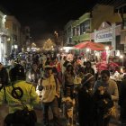 COMIDA, GUANTES, BUFANDAS, LINTERNAS e incluso el alquiler del baño se encontraba en cada cuadra.