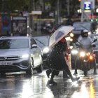 Aspecto de una calle de Barcelona a primera hora de la tarde de este martes en que la consellera de Interior, Núria Parlon, ha pedido a la ciudadanía estar atenta en las próximas horas a las previsiones metereológicas.