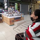 Realidad. En la plaza se observan ya locales vacíos, además de pasillos sin gente, a esperas de clientes.