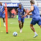 Enner Valencia durante una práctica de la selección de Ecuador en el estadio George Capwell, previo al partido contra Bolivia.
