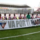 Los jugadores de Liga de Quito saltaban a la cancha con un cartel dedicado a Marco Angulo.