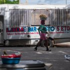 Una persona camina por una calle vacía este 11 de noviembre de 2024, en Puerto Príncipe (Haití).