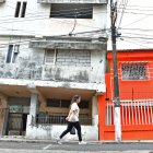 Afectación. El primer caso, ubicado en las calles Colombia y la 15, está inclinado de un lado y ha causado también daños en su edificio vecino.