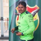 AME6495. LA PAZ (BOLIVIA), 12/11/2024.- El seleccionador de fútbol de Bolivia, Oscar Villegas, camina previo a una rueda de prensa este martes en La Paz (Bolivia). Villegas afirmó que apuesta por un equipo con una "buena recuperación" de balón para sumar puntos como visitante este jueves frente a Ecuador, en la jornada 11 de las eliminatorias sudamericanas al Mundial 2026. EFE/ Luis Gandarillas