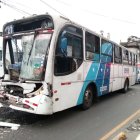 Parte de la fachada delantera quedó hundida debido al impacto.