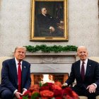 El presidente estadounidense, Joe Biden , y el presidente electo Donald Trump durante una reunión en la Oficina Oval de la Casa Blanca en Washington, D.C.