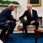 El presidente electo Donald Trump (i) y el presidente Joe Biden (d) se dan la mano en el encuentro que tuvieron en la oficina oval de la Casa Blanca este miércoles 13 de noviembre de 2024.