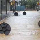 Alcantarillas abiertas en una calle de la barriada de Campanillas en Málaga, en la que el paso de la dana ha obligado a nuevos desalojos preventivos.