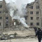 Una persona camina cerca de una zona afectada por uno de los ataques rusos sobre territorio ucraniano.