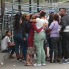 Congregación: En los exteriores de la Penitenciaría del Litoral familiares de los privados de libertad tratan de obtener información de sus allegados.