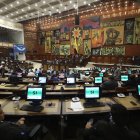 Votación. Durante la noche del 13 de noviembre, el Pleno de la Asamblea decidió solicitar una interpretación a la Corte Constitucional sobre la sanción contra la vicepresidenta de Ecuador.