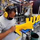 Apenas 44 de las más de 110 empresas en Tungurahua operan en toda su capacidad adaptando nuevos horarios y generadores.