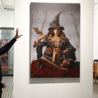 Los artistas mexicanos José Luis Galván y Paulina Goca, observan piezas de la exposición ‘Liminãris’ inaugurada en la galería Bruna.