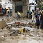 Labores de limpieza en la localidad malagueña de Benamargosa, este jueves, tras las fuertes lluvias.