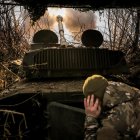 Militares de la unidad de artillería de la 24.ª Brigada Mecanizada disparan un obús hacia posiciones rusas cerca de Chasiv Yar, en la región de Donetsk.