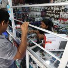 Alternativas. Una ejecutiva de ventas enseña las alternativas que hay para generar energía eléctrica en las horas de los apagones.