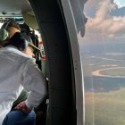 El mandatario Gustavo Petro durante un sobrevuelo este 13 de noviembre de 2024 en Quibdó (Colombia).