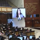 La vicepresidenta Verónica Abad fue recibida vía telemática en la Asamblea Nacional.