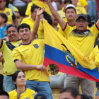 Los hinchas ecuatorianos apoyan a la Tri en el Monumental.
