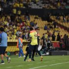 Sebastian Beccacece (i), seleccionador de Ecuador, festeja uno de los goles de Gonzalo Plata en la victoria 4-0 sobre Bolivia del jueves 14 de noviembre.
