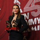 La cantante puertorriqueña Kany García posa con sus premios en la alfombra roja de la 25 entrega anual de los Premios Latin Grammy, este jueves, en el Kaseya Center de Miami, Florida.