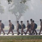 Un grupo de estudiantes camina de regreso a casa en uno de los días en los que Lahora volvió a ser considerada la más contaminada del mundo.