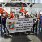 Docentes junto con el representante de la UNE llegaron a los exteriores del Ministerio de Finanzas para exigir equiparación salarial