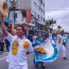 El desfile cultural ‘Arte, Color y Vida’ llena de vida y colores las calles de Santa Elena, evocando la rica tradición y ancestralidad de la península.