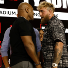 El exboxeador estadounidense Myke Tyson (i) y el boxeador y youtuber Jake Paul (d), en una imagen de archivo.