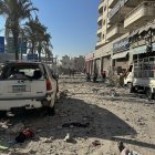 Escombros y vehículos dañados tras los bombardeos aéreos israelíes en el distrito de Dahye, en el sur de Beirut, Líbano, 15 de noviembre de 2024.