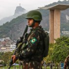 Soldados del ejército brasileño vigilan una zona cerca del Museo de Arte Moderno, este jueves en Río de Janeiro (Brasil).
