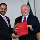El embajador de Venezuela en Brasil, Manuel Vicente Vadell Aquino (i), entregando sus cartas credenciales al presidente de Brasil, Luiz Inácio Lula da Silva.