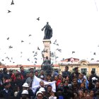 Seguidores del Presidente Luis Arce celebran en la plaza Murillo la decisión del Tribunal Constitucional que quita la presidencia del Movimiento al Socialismo (MAS) a Evo Morales, este jueves, en La Paz (Bolivia).