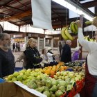 Reapertura del mercado de Aldaya (Valencia), este martes. La dana que dejó en Valencia más de dos centenares de muertos y decenas de desaparecidos, ha cambiado la vida de miles de personas y condicionado la economía, el transporte y la educación de la provincia; dos semanas después prosigue el goteo de mejoras en infraestructuras y servicios básicos y, en paralelo, la polémica política por la gestión de la catástrofe. EFE/Jorge Zapata