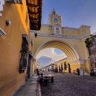 Fotografía del 30 de octubre de 2024 de la Calle del Arco, en Antigua Guatemala (Guatemala). Con paisajes inolvidables y una esencia colonial, Antigua es uno de los destinos turísticos obligatorios al viajar a Guatemala, tanto por su pasado histórico como por su vida contemporánea, esa que llama tanto la atención cada año a miles de extranjeros que disfrutan perderse en sus calles empedradas. EFE/ Andrea Godínez