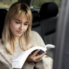 Para algunos, leer dentro del carro puede ser un desacierto