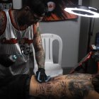 Una persona se tatúa durante la sexta versión de la "Art Tattoo Bolivia Convention 2024", este viernes en La Paz (Bolivia