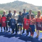 El presidente de Atlético de Madrid, Enrique Cerezo (i) y el alcalde de Guayaquil Aquiles Álvarez (c) destacaron entre las personalidades en el evento realizado en la Ciudad Deportiva Carlos Pérez Perasso